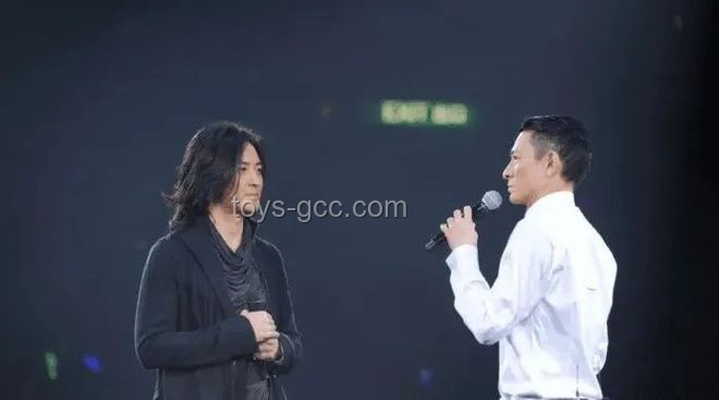✨跨界情感共鸣：陈小春演唱会现场泪目，郑伊健演绎的创新情感链接🎶
